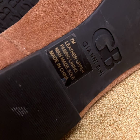 Cute suede ankle boots size 7M - Picture 10 of 10